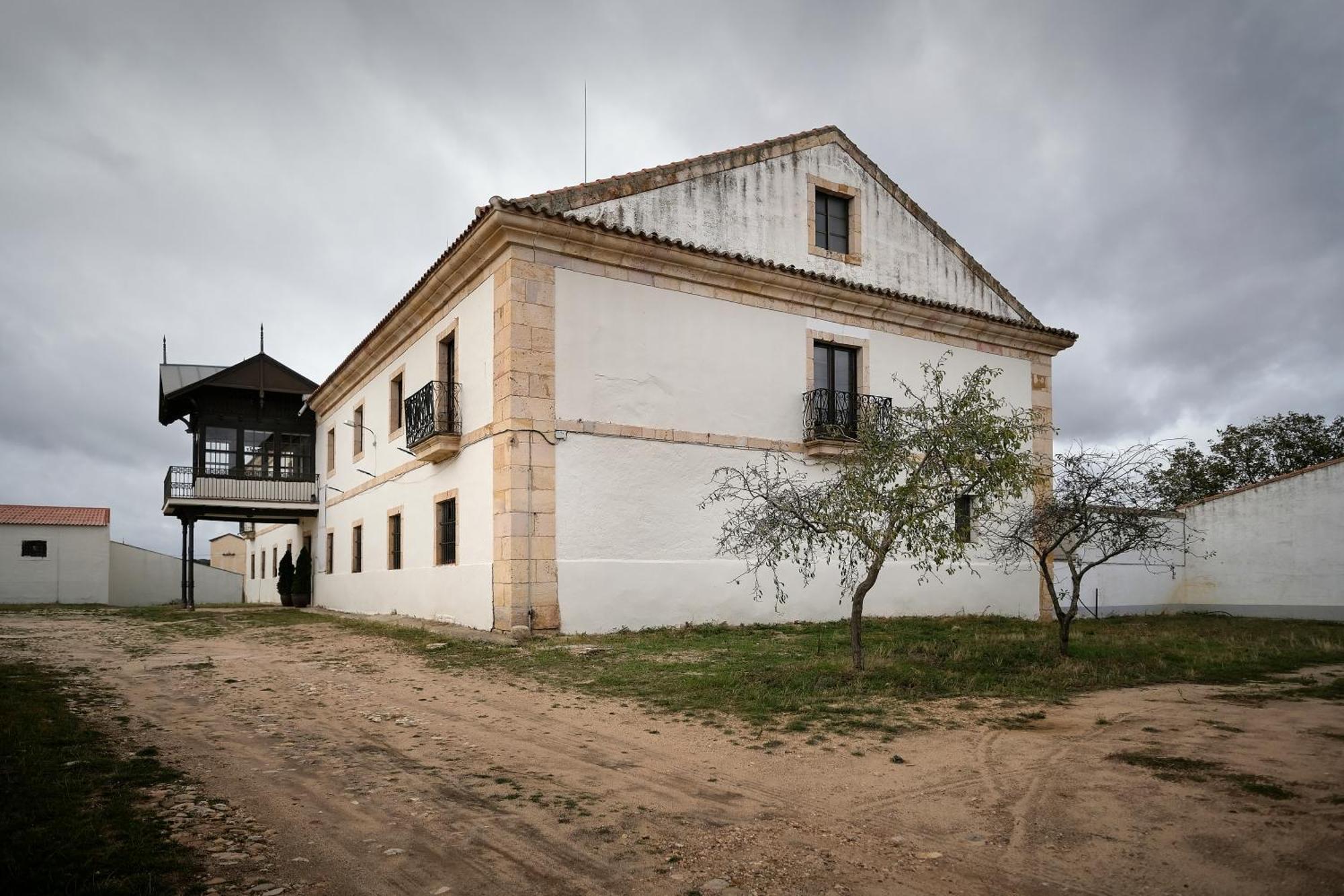 Casa Rural Palacio Conde De Aldana Con Piscina Entre Encinares Y Dehesas Terradillos Exterior foto