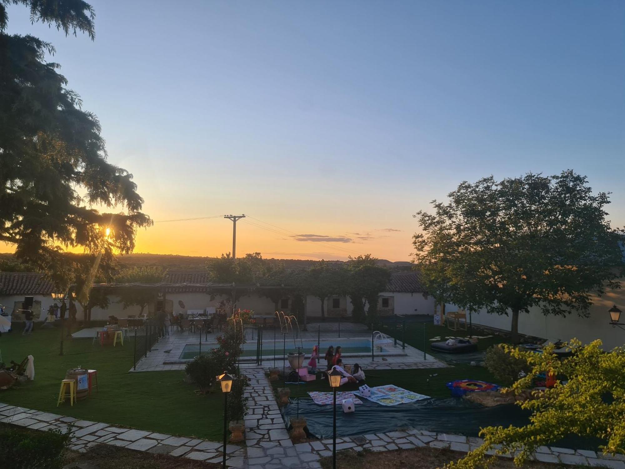 Casa Rural Palacio Conde De Aldana Con Piscina Entre Encinares Y Dehesas Terradillos Exterior foto